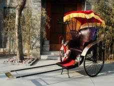 老北京手工洋车（黄包车）
               洋车（黄包车）作为一种交通工具在十九世纪末由国外传入，先后出现在北京，上海，天津，广州等
               很多城市的街头巷尾著名作家老舍先生在他的文学巨著《骆驼祥子》中对那段历史做了生动的描写。
               可见它在当时是一种非常普及的交通代步工具。