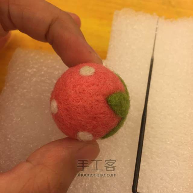 羊毛毡萌系球球小草莓防尘塞的制作基础入门 第9步