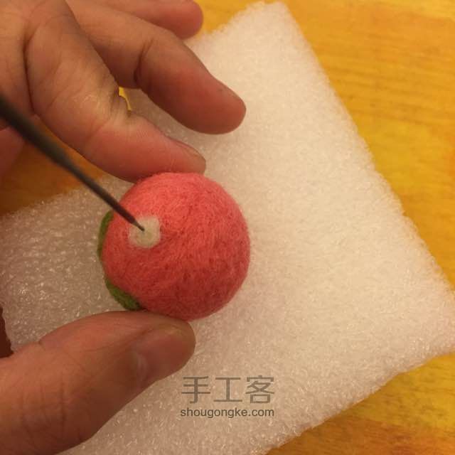 羊毛毡萌系球球小草莓防尘塞的制作基础入门 第8步