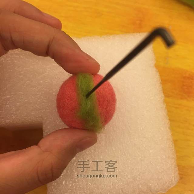 羊毛毡萌系球球小草莓防尘塞的制作基础入门 第5步