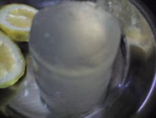要准备一包凉粉，还有一些柠檬倒入白温水。等待凝固