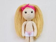 今天看到一个玩偶头发的制作方法，做出来的头发绑上蝴蝶结之后，真的是好美呀！平时喜欢做玩偶的织友不妨看看，又一个做玩偶头发的好方法~