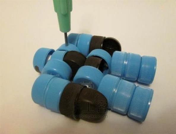 塑料瓶盖手工制作的机械战警机器人玩具DIY做法【转译】 第9步