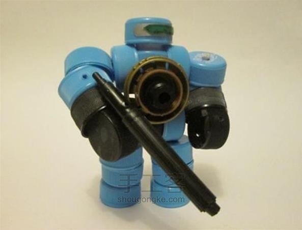 塑料瓶盖手工制作的机械战警机器人玩具DIY做法【转译】 第13步