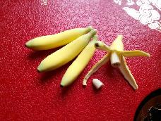 我试着用超轻做了个可以剥皮的香蕉，分享一下。