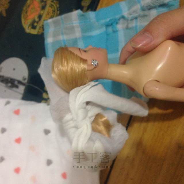 芭比娃娃改造海蓝纱裙教程 第3步