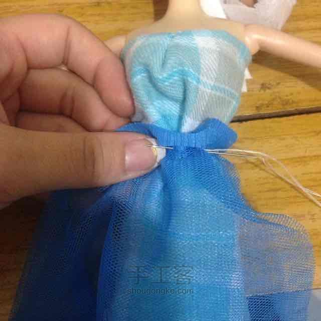 芭比娃娃改造海蓝纱裙教程 第18步