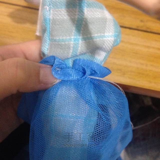 芭比娃娃改造海蓝纱裙教程 第19步