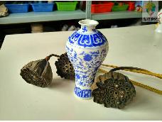 青花瓷是中华陶瓷烧制工艺的珍品。是中国陶器的主流品种之一……但是青花工艺复杂，做一个青花瓷同样需要功底。
        这里教大家仿一个青花瓷瓶，做起来简，但要耐心，虽然不是真正的青花瓷，好歹也是‘’青花‘’，呵呵～～可以远观，也可‘’亵玩‘’😁