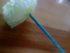 把用完的中性笔笔芯中间掏空，再用纸来做花，两者结合，大功告成！