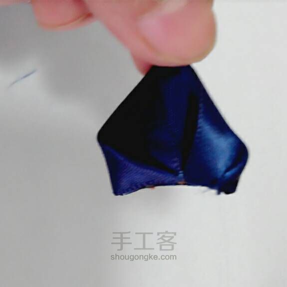 时尚六瓣花发夹边夹 第4步