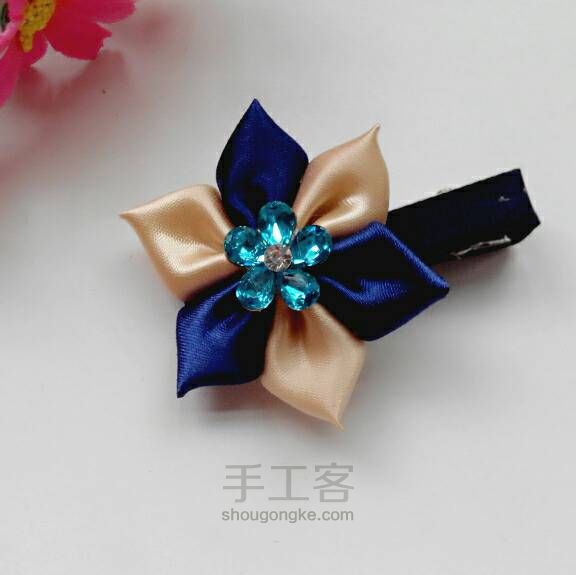 时尚六瓣花发夹边夹 第12步