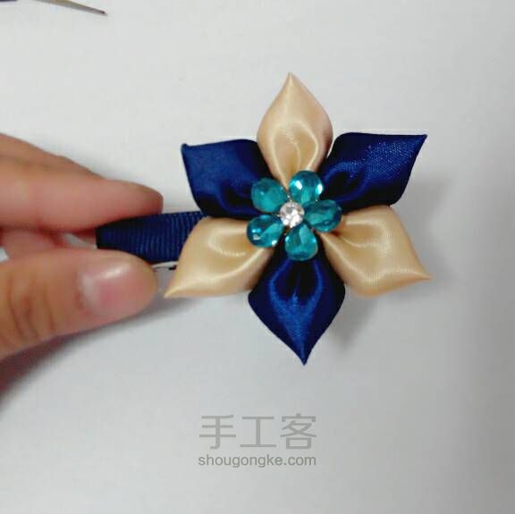 时尚六瓣花发夹边夹 第11步