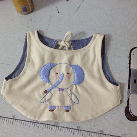 彩棉体恤衫做的宝宝围兜 第4步