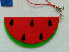 一个关于西瓜装饰挂链的教程很简单的。多多点赞喔😘