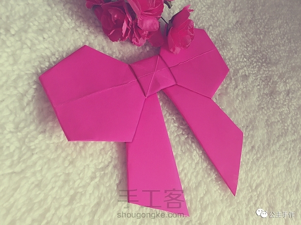 【公主手作】纸折蝴蝶结详细教程已发布【点我头像查看教程】
公主系的MM们应该都喜欢蝴蝶结做的各种装饰吧，既甜美又淑女。今天我就介绍一种简单又好看的蝴蝶结折法，可以用在各种礼品包装盒上，美美哒！