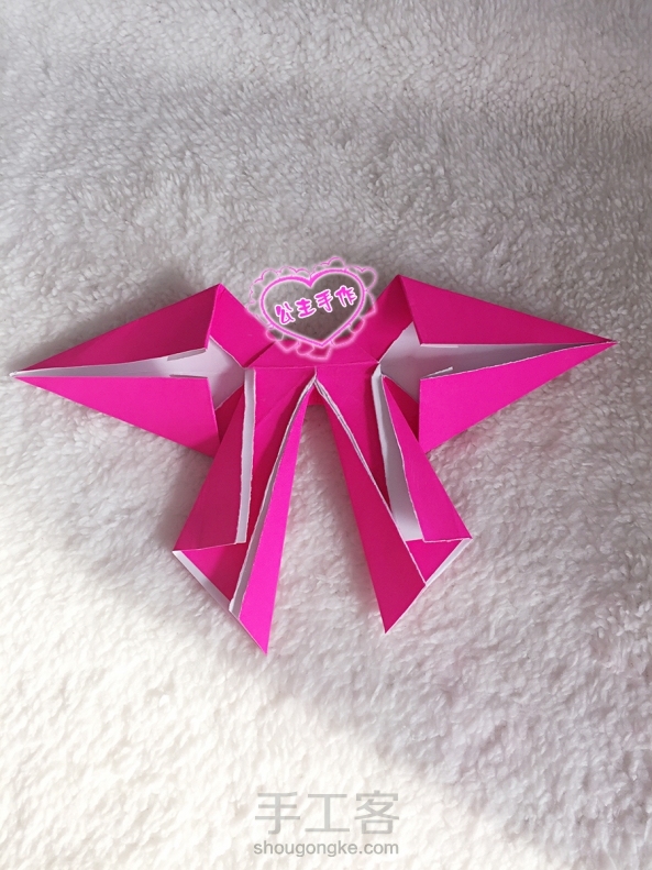 【公主手作】纸折蝴蝶结详细教程已发布【点我头像查看教程】
公主系的MM们应该都喜欢蝴蝶结做的各种装饰吧，既甜美又淑女。今天我就介绍一种简单又好看的蝴蝶结折法，可以用在各种礼品包装盒上，美美哒！ 第1张