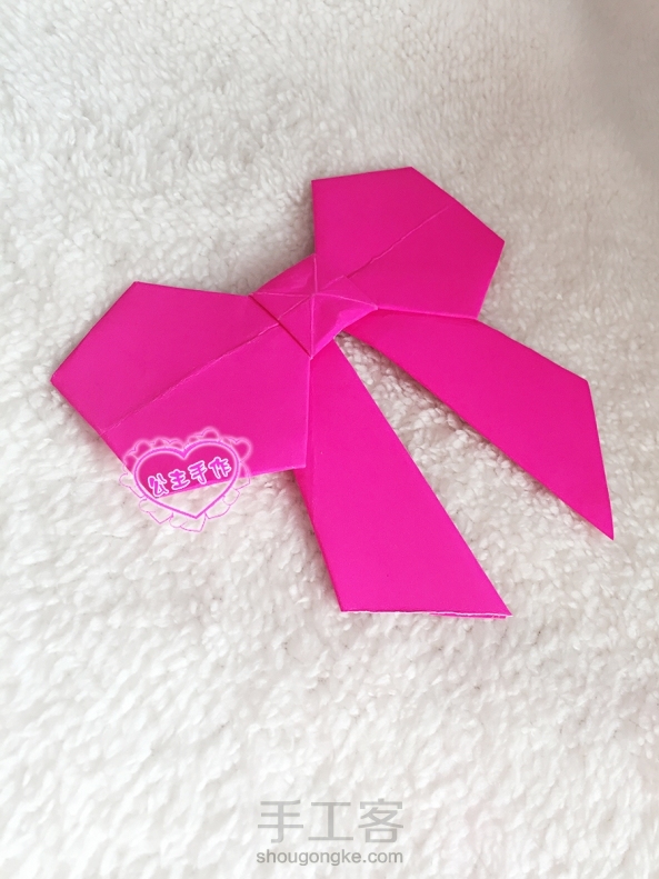 【公主手作】纸折蝴蝶结详细教程已发布【点我头像查看教程】
公主系的MM们应该都喜欢蝴蝶结做的各种装饰吧，既甜美又淑女。今天我就介绍一种简单又好看的蝴蝶结折法，可以用在各种礼品包装盒上，美美哒！ 第2张