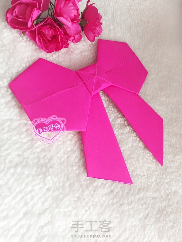 【公主手作】纸折蝴蝶结详细教程已发布【点我头像查看教程】
公主系的MM们应该都喜欢蝴蝶结做的各种装饰吧，既甜美又淑女。今天我就介绍一种简单又好看的蝴蝶结折法，可以用在各种礼品包装盒上，美美哒！ 第3张