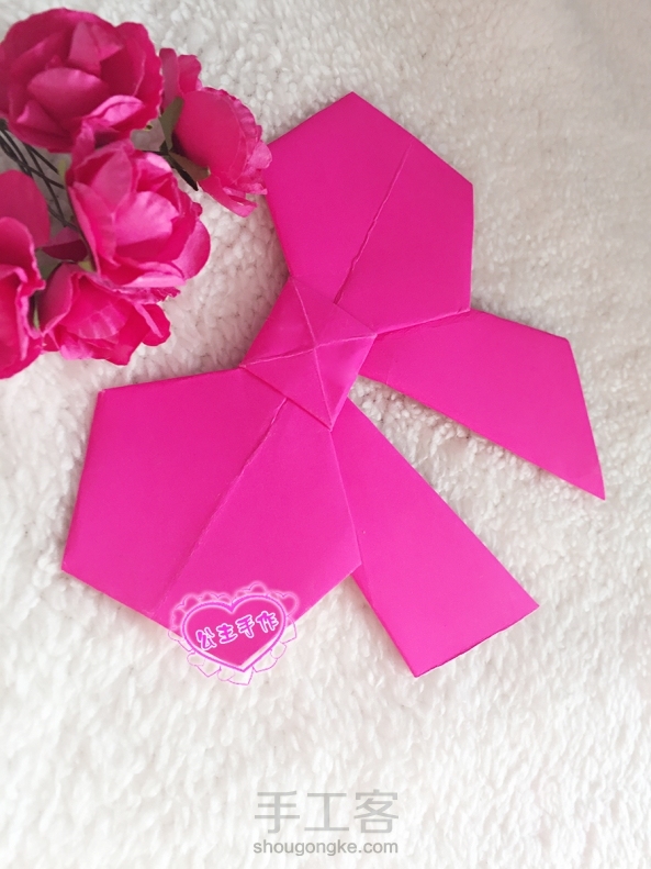 【公主手作】纸折蝴蝶结详细教程已发布【点我头像查看教程】
公主系的MM们应该都喜欢蝴蝶结做的各种装饰吧，既甜美又淑女。今天我就介绍一种简单又好看的蝴蝶结折法，可以用在各种礼品包装盒上，美美哒！ 第4张