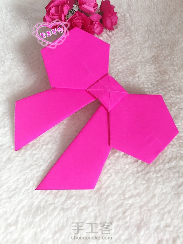 【公主手作】纸折蝴蝶结详细教程已发布【点我头像查看教程】
公主系的MM们应该都喜欢蝴蝶结做的各种装饰吧，既甜美又淑女。今天我就介绍一种简单又好看的蝴蝶结折法，可以用在各种礼品包装盒上，美美哒！ 第5张