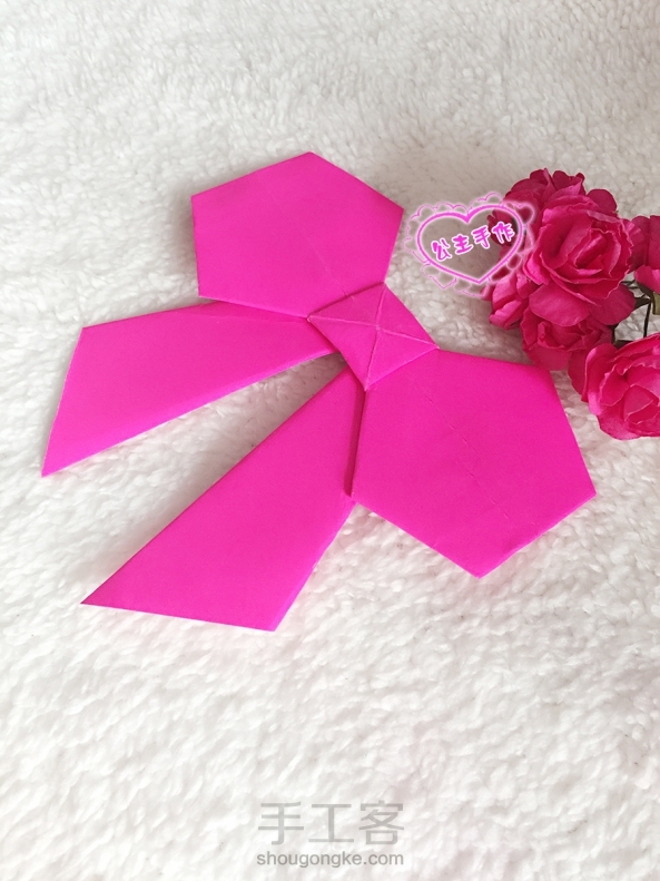 【公主手作】纸折蝴蝶结详细教程已发布【点我头像查看教程】
公主系的MM们应该都喜欢蝴蝶结做的各种装饰吧，既甜美又淑女。今天我就介绍一种简单又好看的蝴蝶结折法，可以用在各种礼品包装盒上，美美哒！ 第6张