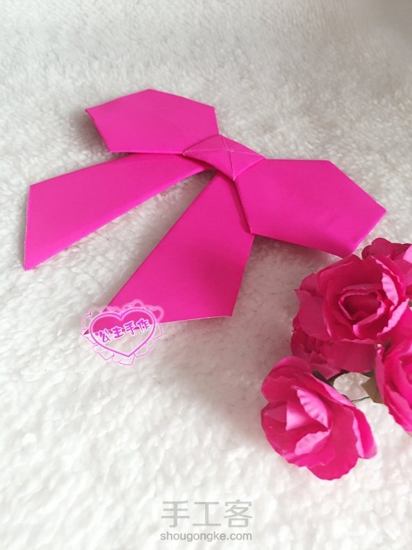 【公主手作】纸折蝴蝶结详细教程已发布【点我头像查看教程】
公主系的MM们应该都喜欢蝴蝶结做的各种装饰吧，既甜美又淑女。今天我就介绍一种简单又好看的蝴蝶结折法，可以用在各种礼品包装盒上，美美哒！ 第7张