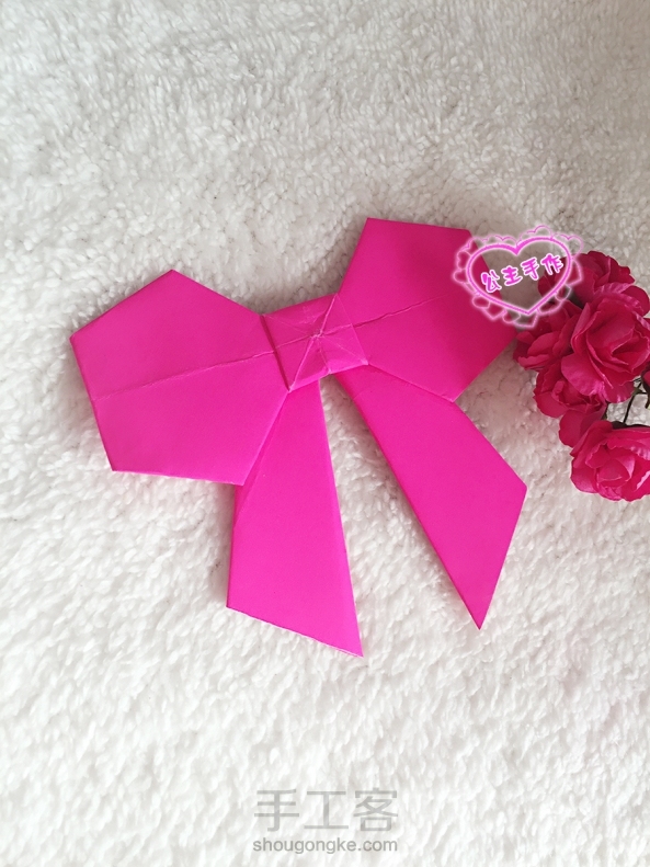 【公主手作】纸折蝴蝶结详细教程已发布【点我头像查看教程】
公主系的MM们应该都喜欢蝴蝶结做的各种装饰吧，既甜美又淑女。今天我就介绍一种简单又好看的蝴蝶结折法，可以用在各种礼品包装盒上，美美哒！ 第8张