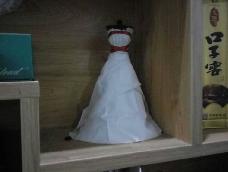 废弃的纸做婚纱模特，餐巾纸做漂亮的扎染