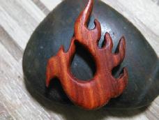 利用红木的颜色替代火焰，以火为形塑凤之体！