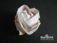 川崎玫瑰

更多图片(59张)
川崎玫瑰，一种折纸艺术中的玫瑰花作品，以其发明者川崎敏和（Toshikazu Kawasaki）先生的姓氏命名。

川崎玫瑰以形状逼真著称。

川崎玫瑰也和欧美玫瑰的相似度很高，也算是欧美玫瑰的简化版。