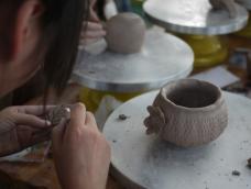纯手工制陶起源于3000多年前的新石器时代，而在今天，在我国云南、贵州等地有极少数人在坚持纯手工制陶，经过长时间的演变和改良，今天的手工制陶变得相对简单和更具艺术化，希望有更多的人加入到手工制陶的队伍中。