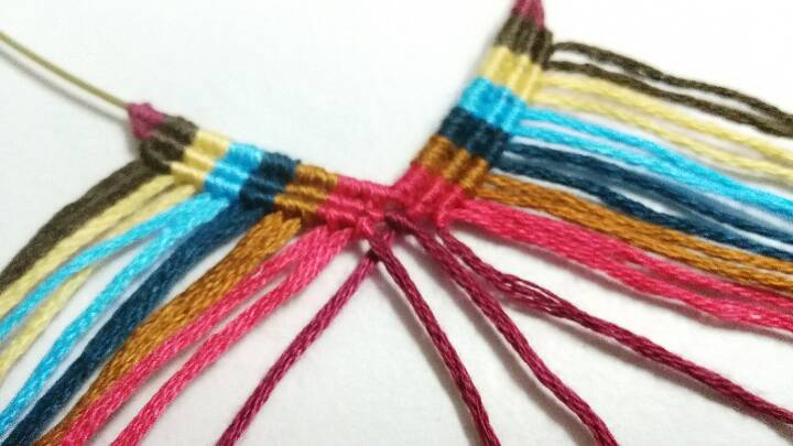 【原创】大‘’V‘’毛衣链～编绳和绕线的结合 第6步