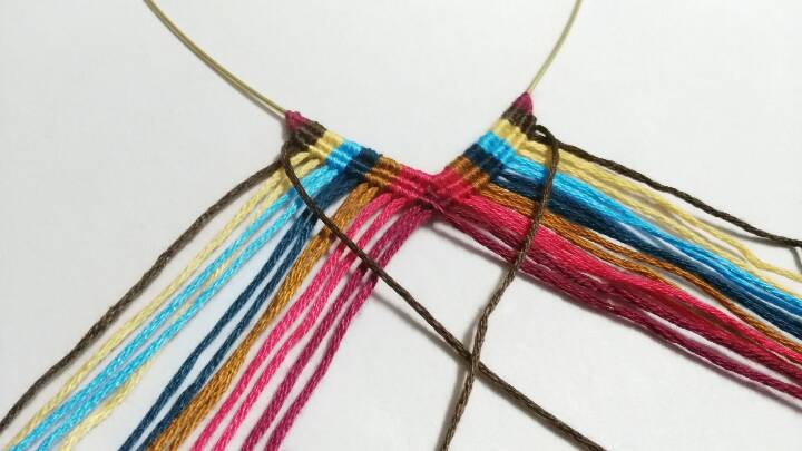 【原创】大‘’V‘’毛衣链～编绳和绕线的结合 第9步