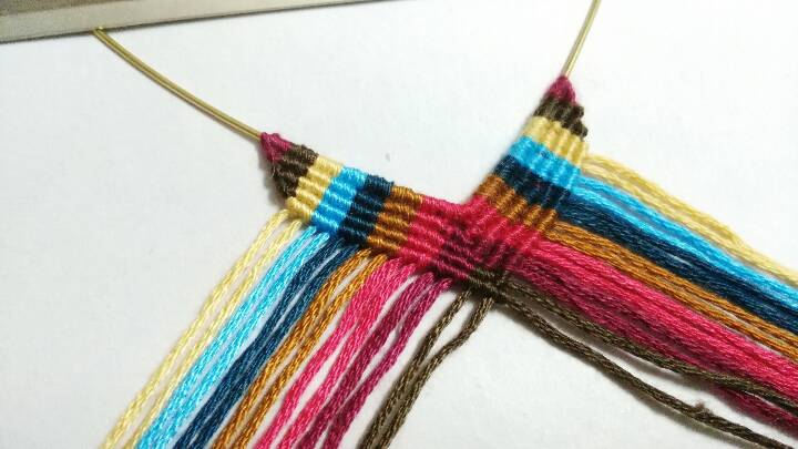 【原创】大‘’V‘’毛衣链～编绳和绕线的结合 第10步