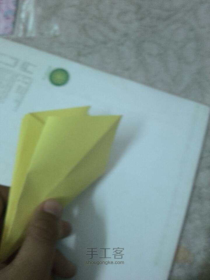 纸折的百合花。 第8步
