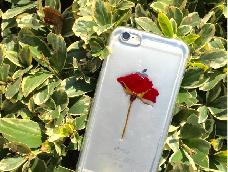 纯手工制作的手机壳，耗时1-2天。里面都是真的花瓣通过押花器压制而成的，从而保持了原来花材的颜色。采用滴胶将花材封装在手机壳，让鲜花永久保留～