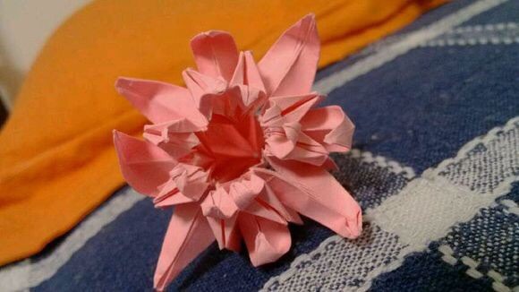 重阳节来赏菊,菊花手工折纸教程图解 第1步