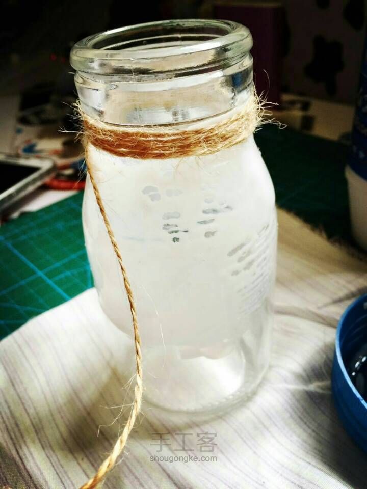 旧酸奶瓶变花瓶 第3步