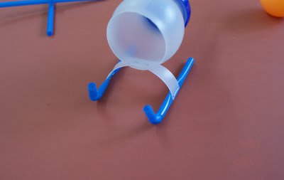 用塑料瓶做玩具飞机 第5步