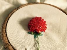 介绍两种立体草莓🍓刺绣，材料选择比较多元化。适用于浆果类刺绣，表现出果实的立体感。可做贴布绣缝在宝宝衣服上，书包上，笔袋，手帕等地方……全靠你们的想象啦