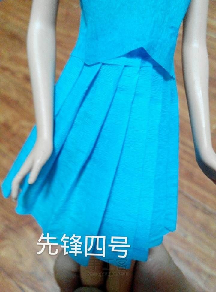 皱纹纸娃娃衣服 第4步
