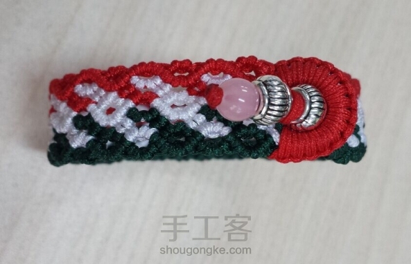 编了个三色的，结尾多用颗珠子调节大小