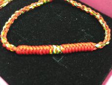 金刚结和很多结搭配可以做出很多种手链，这款是包芯金刚结和四股编结合的手链