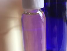 葡萄籽油  天然的抗氧化剂。
本教程以葡萄籽油为底油  制作的卸妆油  不含任何抗菌剂  亦能保存一段时间。