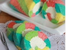 一眼便是绚烂，如虹才是蛋糕。 我承认我是对和色素有关的食物很抗拒，可是最近超火爆超风靡的彩虹蛋糕看的我心痒痒的。不是想吃，只是想做！！