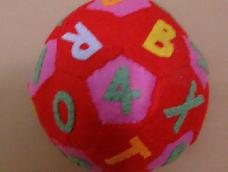 下个月果冻宝宝和lucky姐姐就满百天啦 给两个宝宝做了玩具球 球球是32片的(12片5边形 20片6边形) 写个教程给大家参考