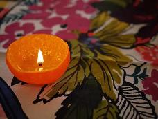 用橘子皮做成的小蜡烛灯  暖暖又可爱