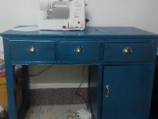 50元买了个书桌和床头柜，刷下漆，换下配件就可以了。