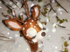 圣诞将至，初雪降临，鹿，有着很好的寓意，把他们结合在一起，觉得很合适呢微博【杨小楽love羊毛毡】谢谢关注